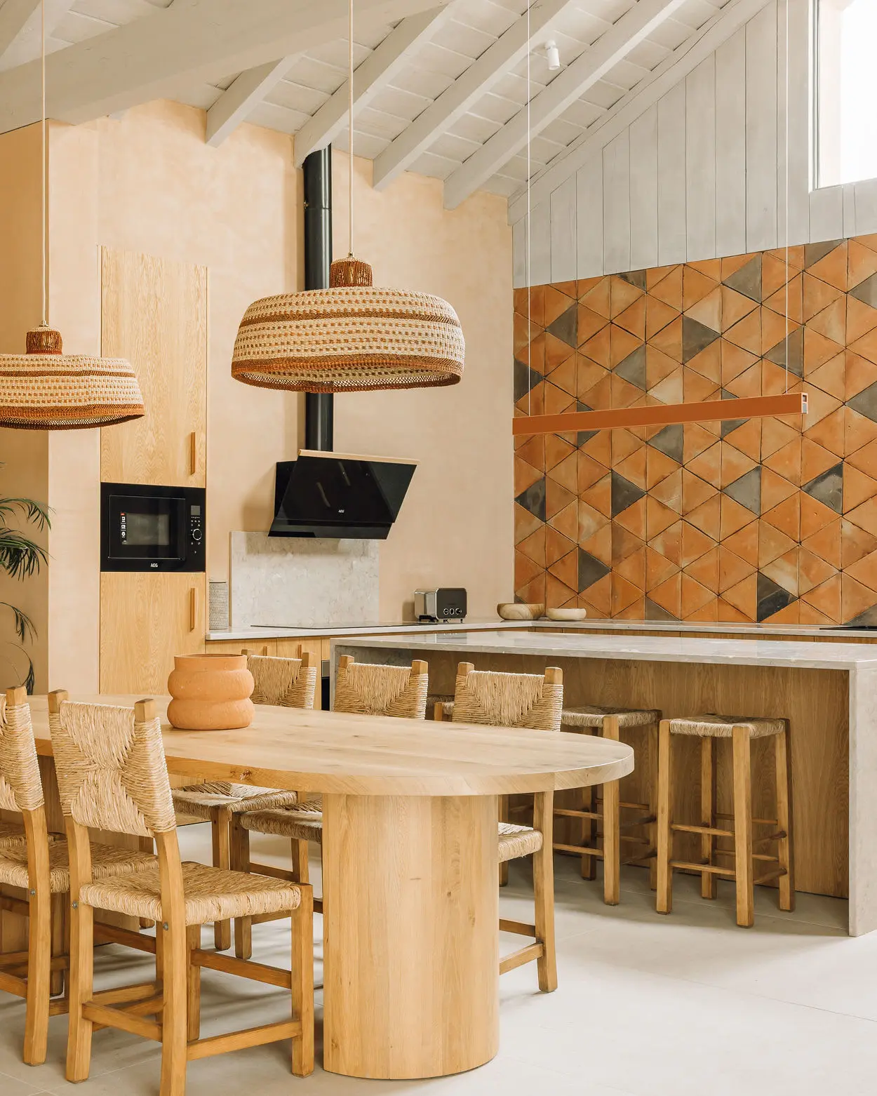 salle à manger et cuisine ouverte maison Alentejo Portugal Comporta décoration contemporaine