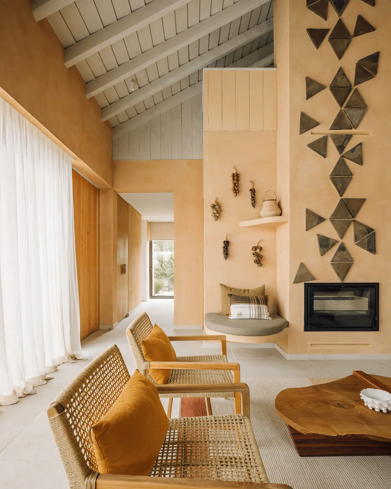 salon avec cheminée maison Alentejo Portugal Comporta décoration contemporaine
