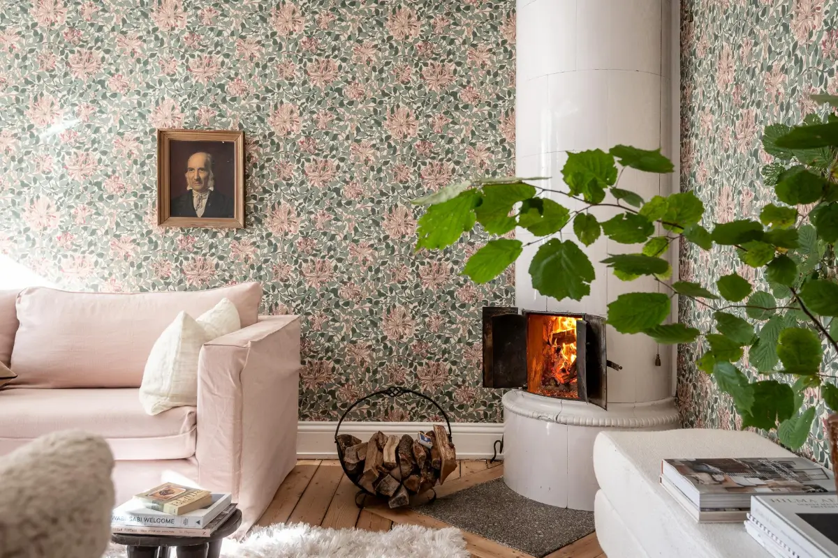 salon canapé rose pâle papier-peint William Morris vert et rose poêle ancien en céramique décoration scandinave salon canapé rose pâle papier-peint William Morris vert et rose poêle ancien en céramique décoration scandinave