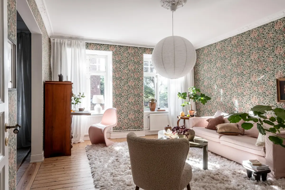 salon canapé rose pâle papier-peint William Morris vert et rose décoration scandinave salon canapé rose pâle papier-peint William Morris vert et rose décoration scandinave