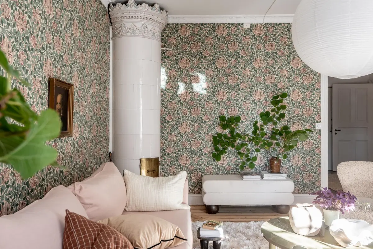 salon canapé rose pâle papier-peint William Morris vert et rose poêle ancien en céramique décoration scandinave salon canapé rose pâle papier-peint William Morris vert et rose poêle ancien en céramique décoration scandinave