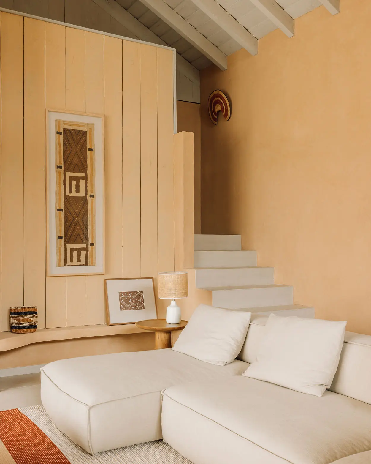 salon avec escalier maison Alentejo Portugal Comporta décoration contemporaine