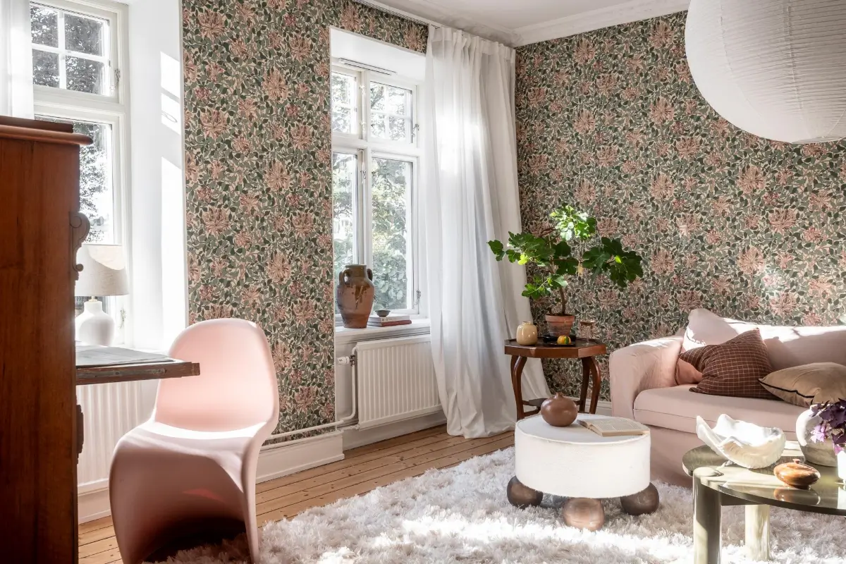 salon canapé rose pâle papier-peint William Morris vert et rose décoration scandinave salon canapé rose pâle papier-peint William Morris vert et rose décoration scandinave