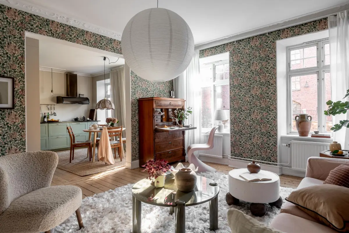 salon canapé rose pâle papier-peint William Morris vert et rose avec cuisine semi ouverte verte décoration scandinave salon canapé rose pâle papier-peint William Morris vert et rose avec cuisine semi ouverte verte décoration scandinave