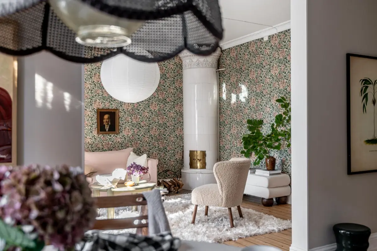 salon canapé rose pâle papier-peint William Morris vert et rose avec cuisine semi ouverte verte décoration scandinave salon canapé rose pâle papier-peint William Morris vert et rose avec cuisine semi ouverte verte décoration scandinave