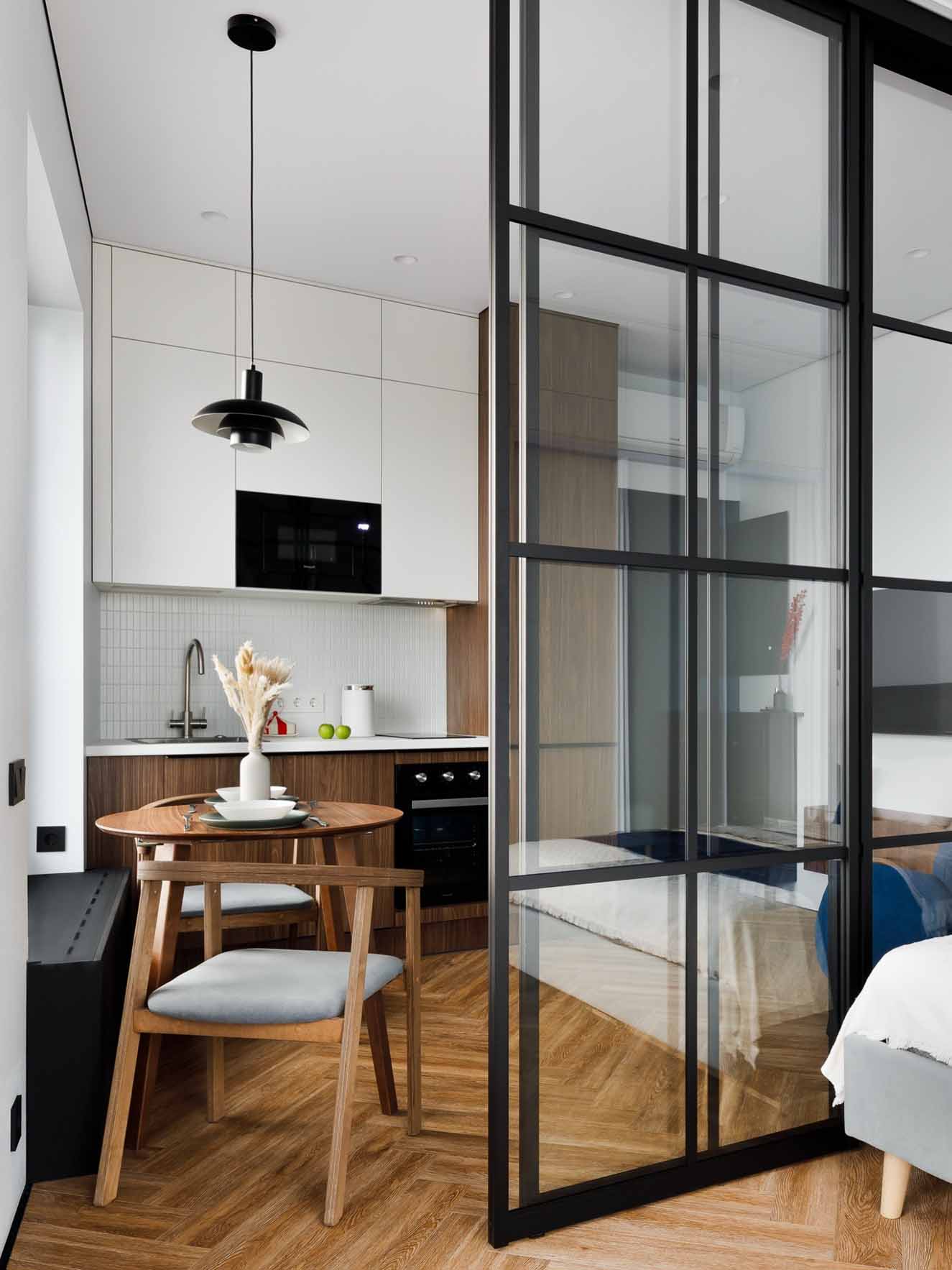 chambre avec verrière cuisine blanche et noyer et salle à manger noyer studio 27m2