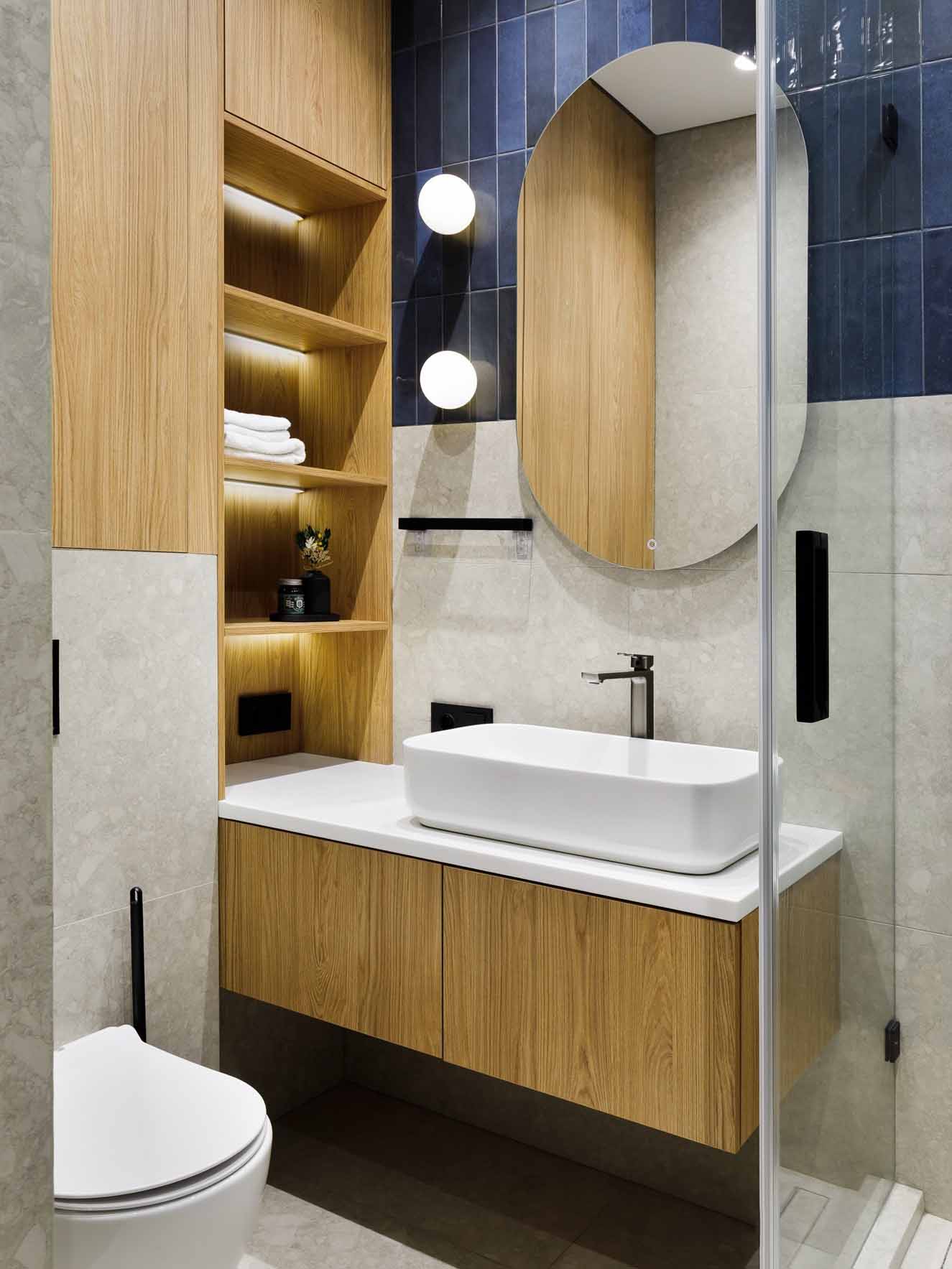 salle de bain design blanche et chêne studio 27m2