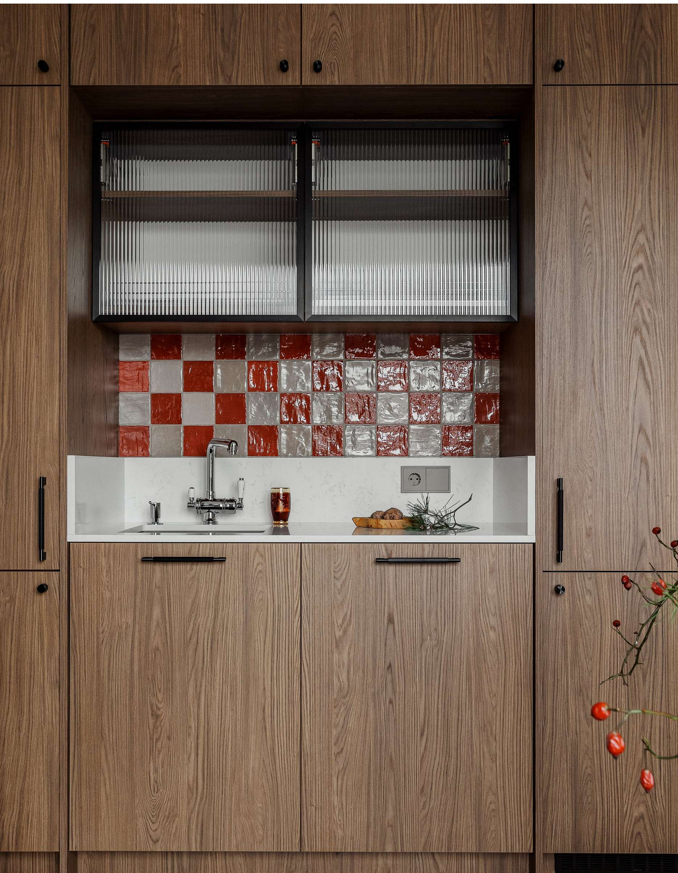 cuisine bois crédence carrelage rouge et gris appartement décoration vintage cuisine bois crédence carrelage rouge et gris appartement décoration vintage