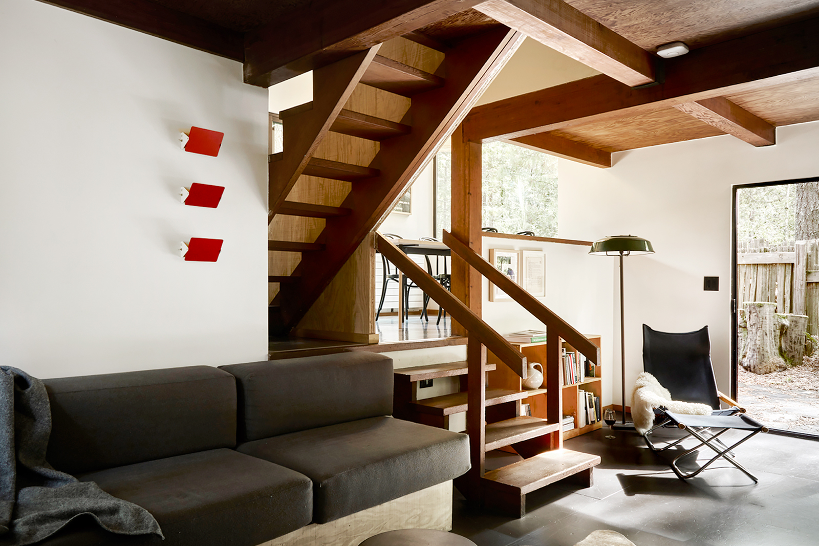 salon avec escalier maison en bois Mini-Mod n°3 à Sea Ranch