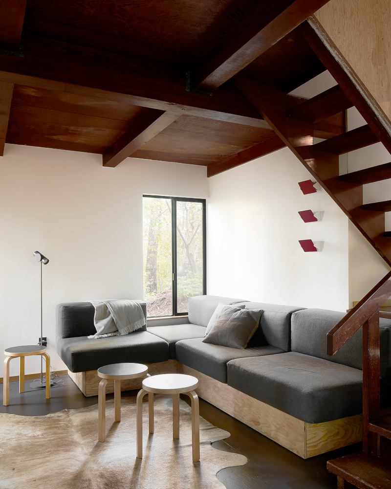 salon avec escalier maison en bois Mini-Mod n°3 à Sea Ranch