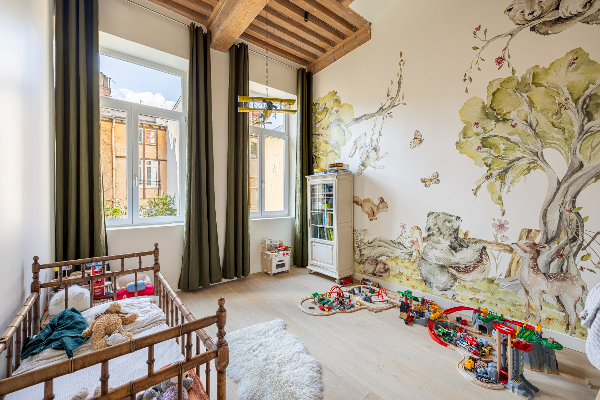 chambre enfant avec poutres et papier-peint panoramique appartement avec jardin Lyon