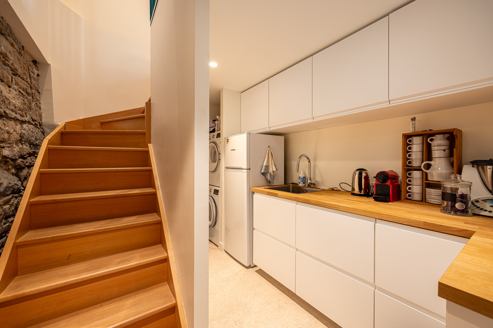 buanderie et escalier appartement avec jardin Lyon