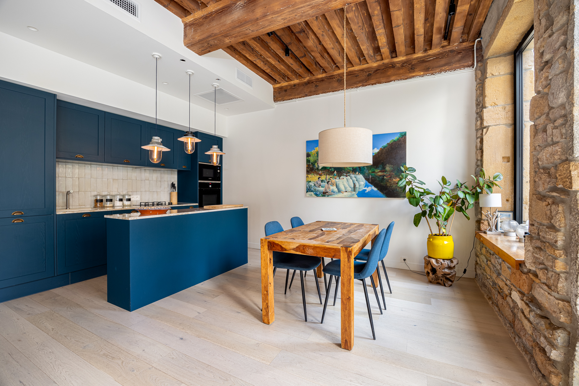 cuisine bleue ouverte et salle à manger avec poutres appartement avec jardin Lyon
