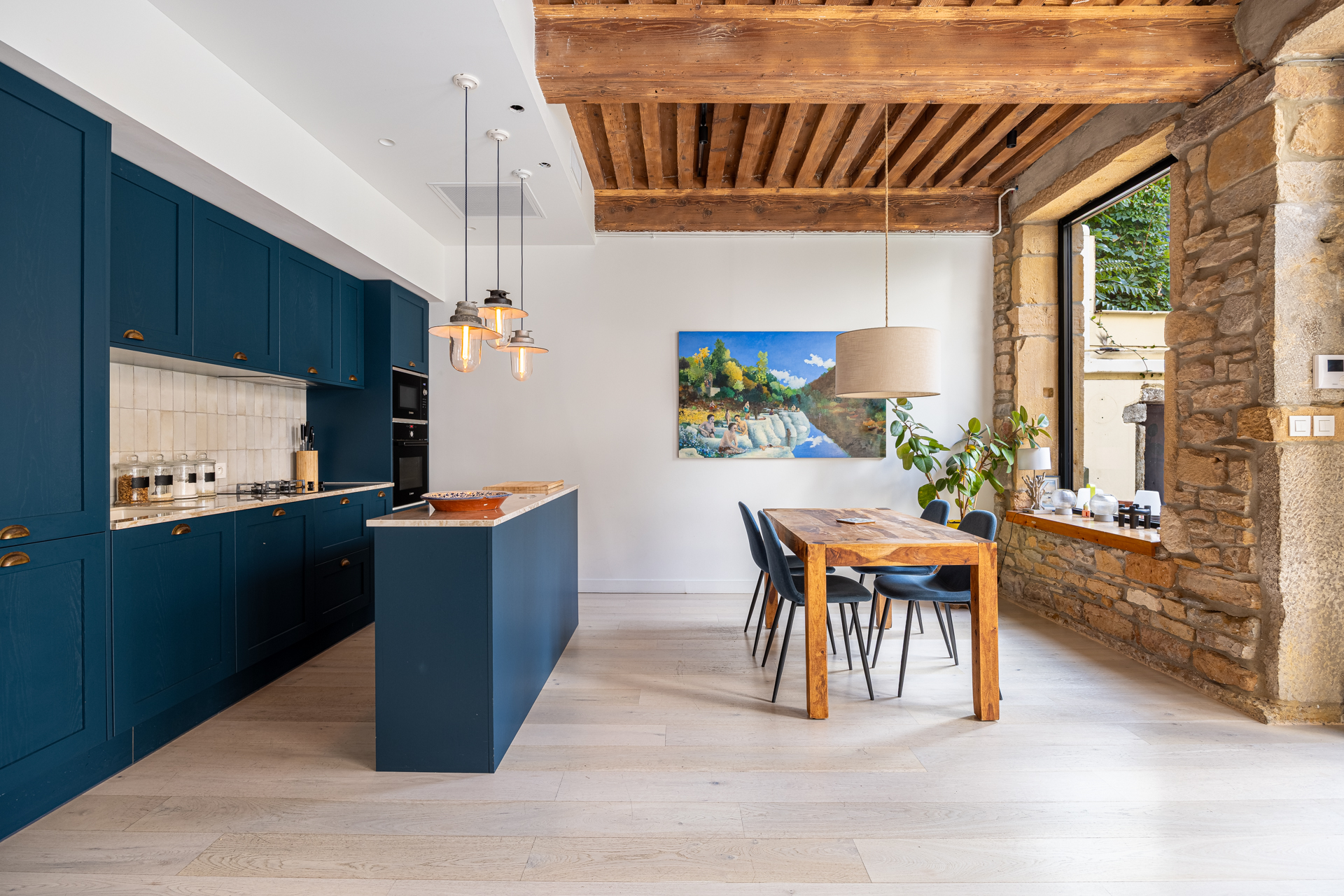 cuisine bleue ouverte et salle à manger avec poutres appartement avec jardin Lyon