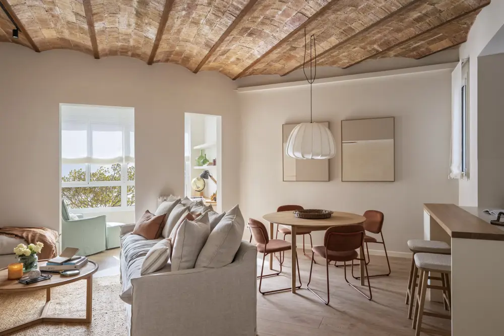 Un appartement de 80m2 rénové à Barcelone : un intérieur aux voûtes catalanes