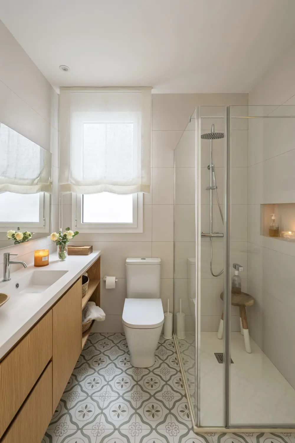 salle de bain sol carreaux de ciment décoration rustique chic et contemporaine