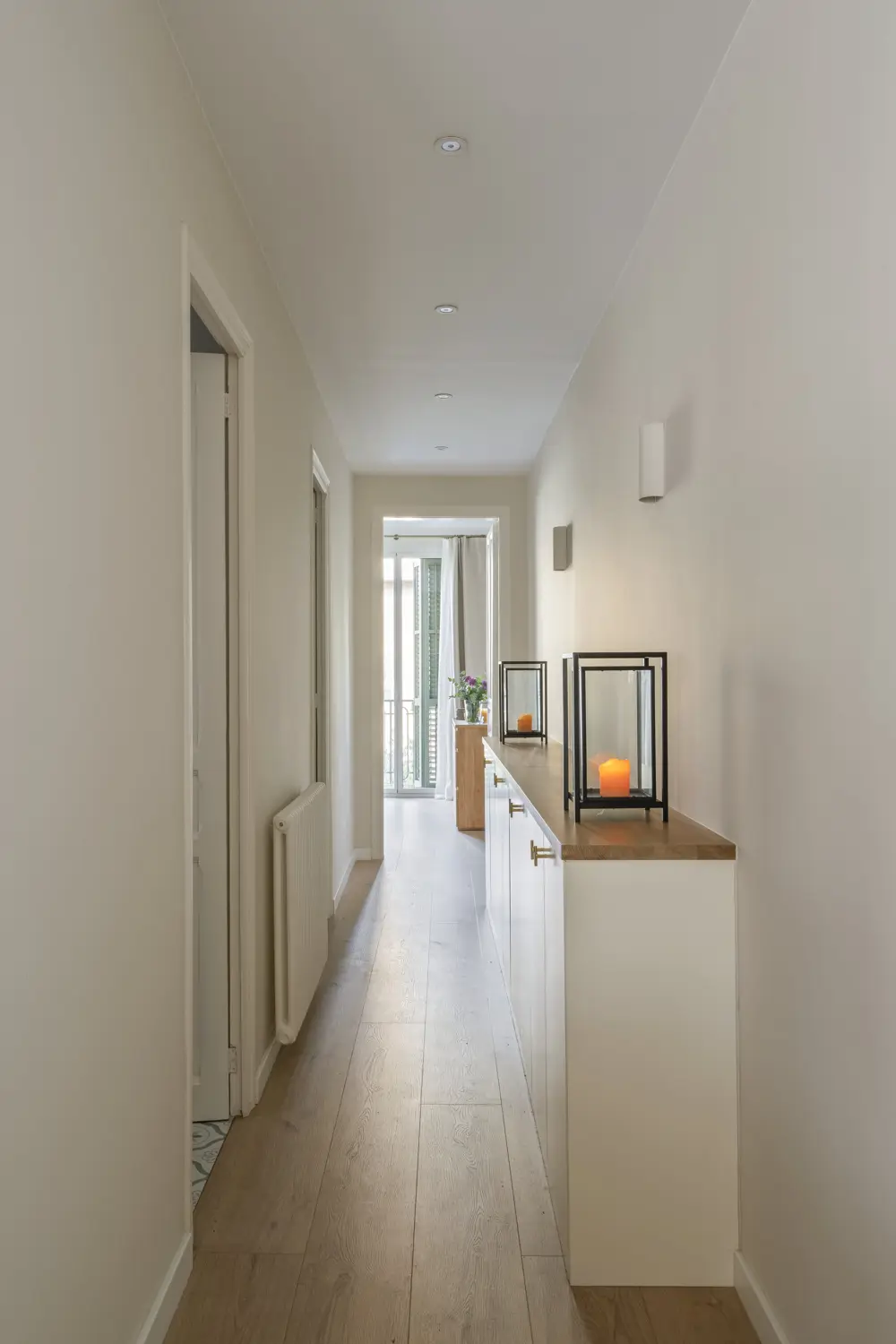 entrée avec meuble étroit sur mesure