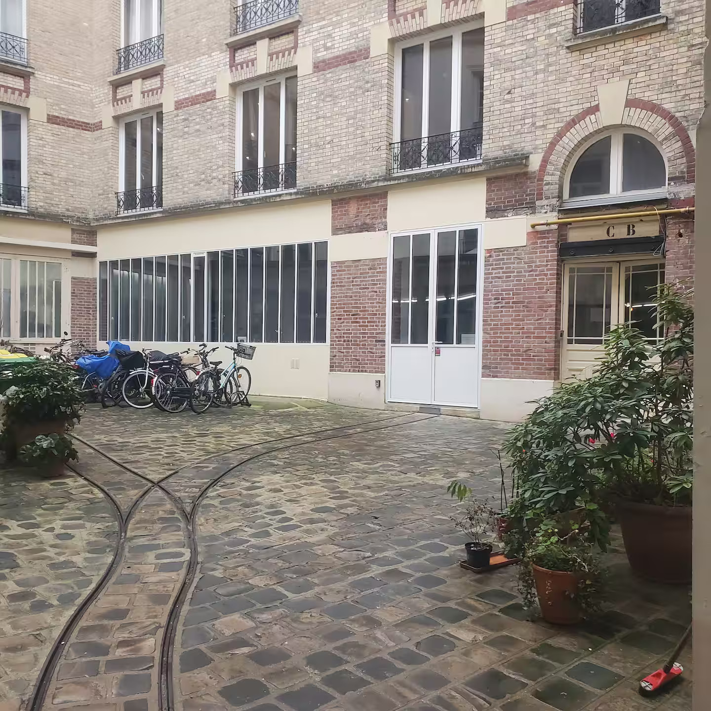 immeuble en briques du 19e siècle dans le Marais immeuble en briques du 19e siècle dans le Marais