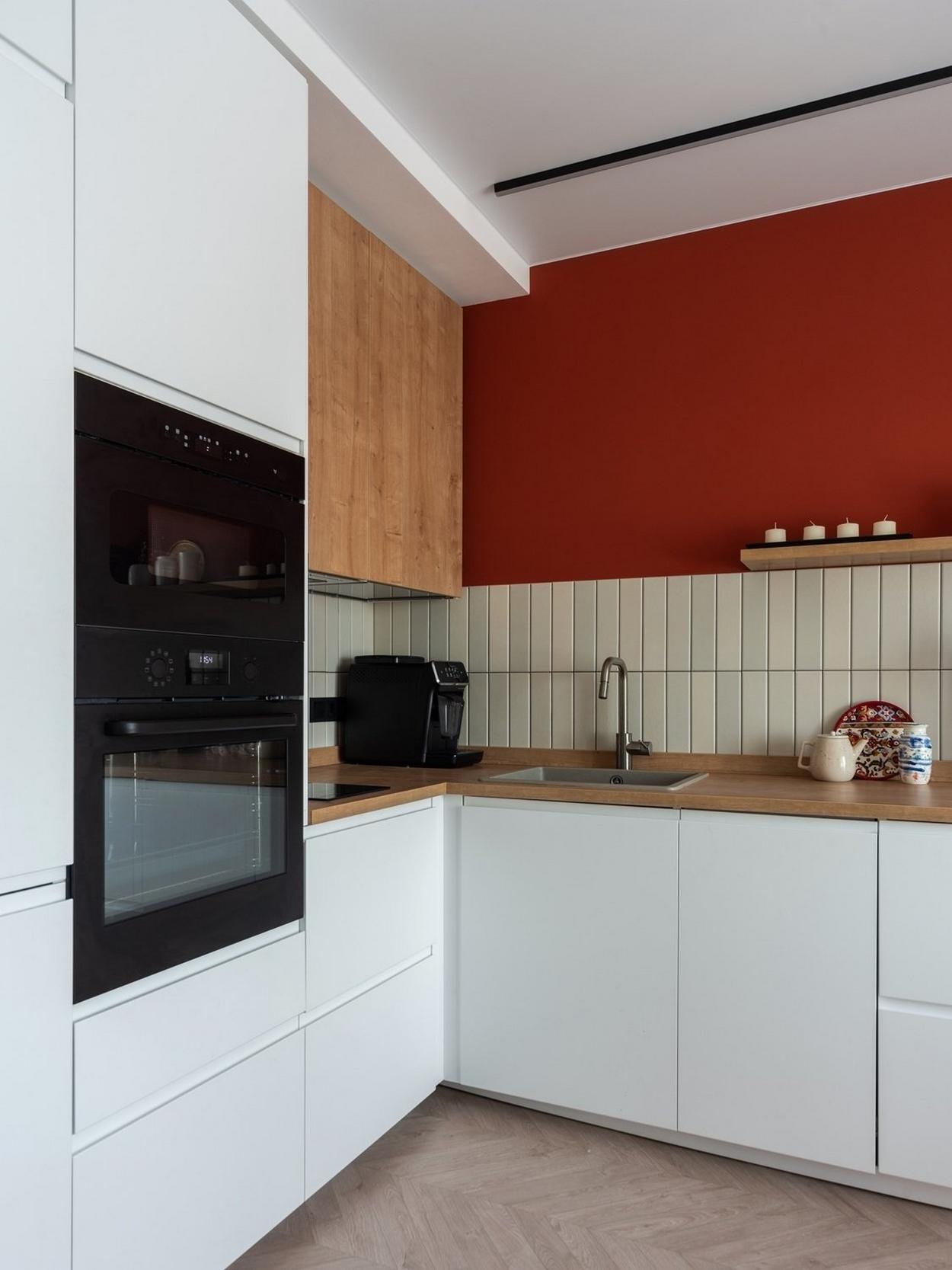 cuisine blanche mur rouge appartement moderne 32m2 cuisine blanche mur rouge appartement moderne 32m2