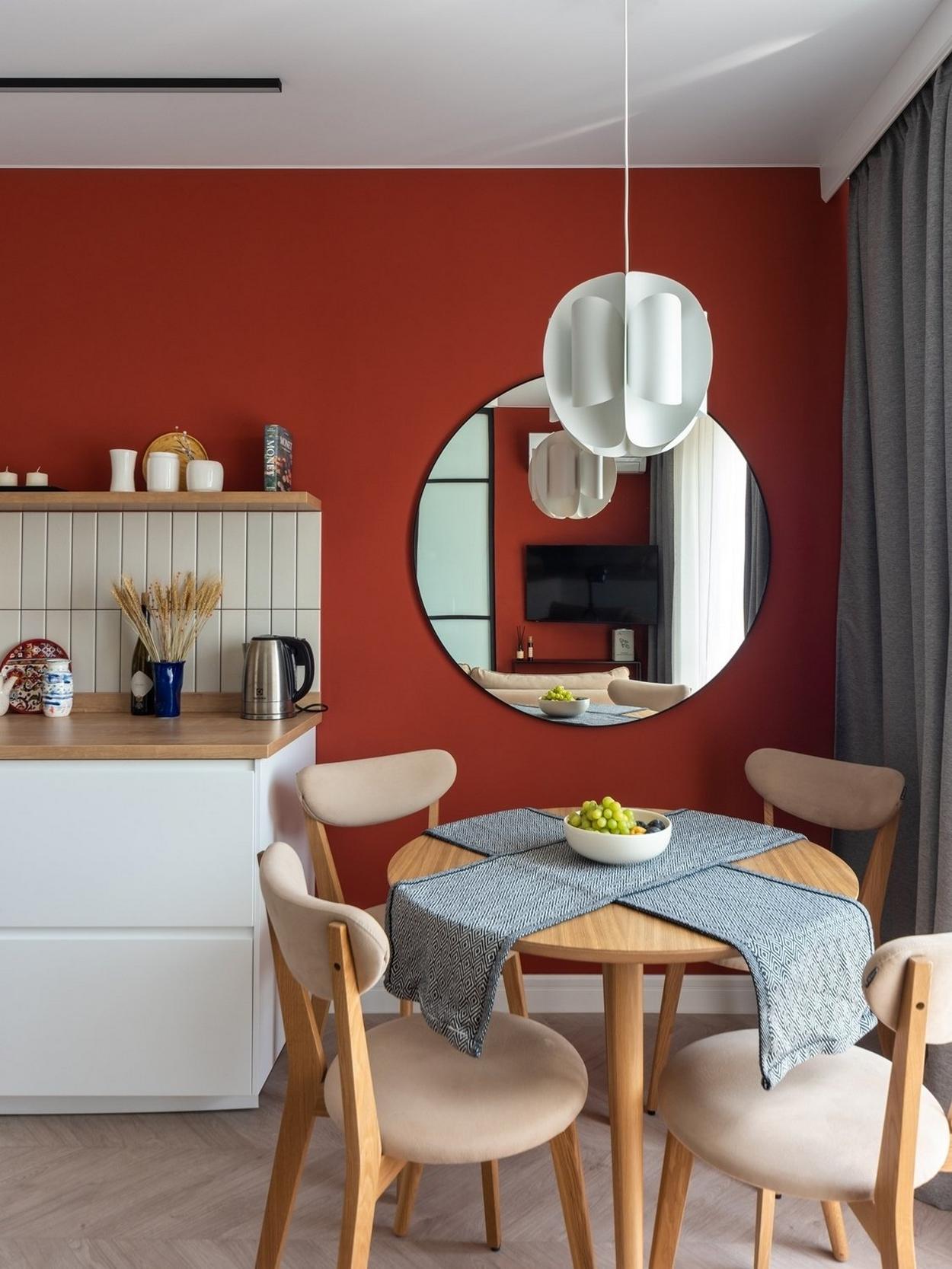 cuisine ouverte et salle à manger mur rouge appartement moderne 32m2 cuisine ouverte et salle à manger mur rouge appartement moderne 32m2