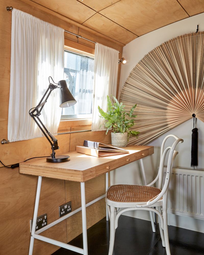 bureau dans salon péniche aménagée à Little Venice Londres bureau dans salon péniche aménagée à Little Venice Londres