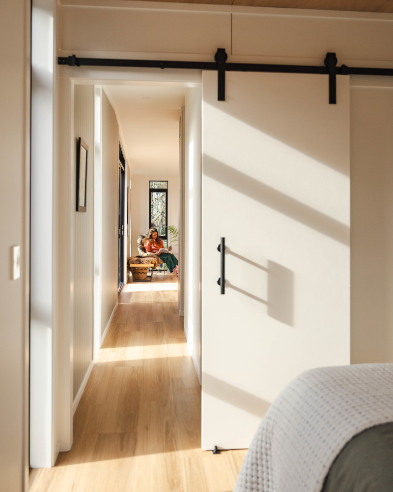 chambre avec porte coulissante style grange mini maison 48m2 Abel par South Base Tiny Homes chambre avec porte coulissante style grange mini maison 48m2 Abel par South Base Tiny Homes