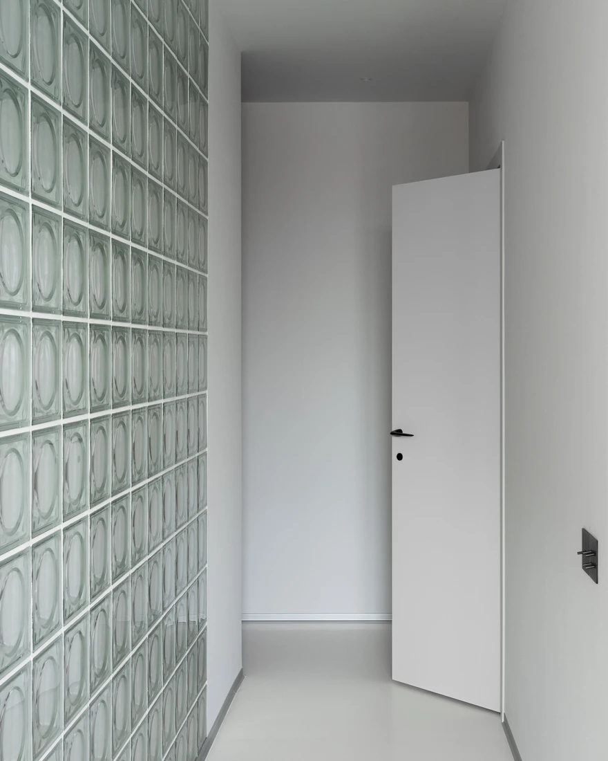 couloir avec pavés de verre appartement design 45m2 couloir avec pavés de verre appartement design 45m2