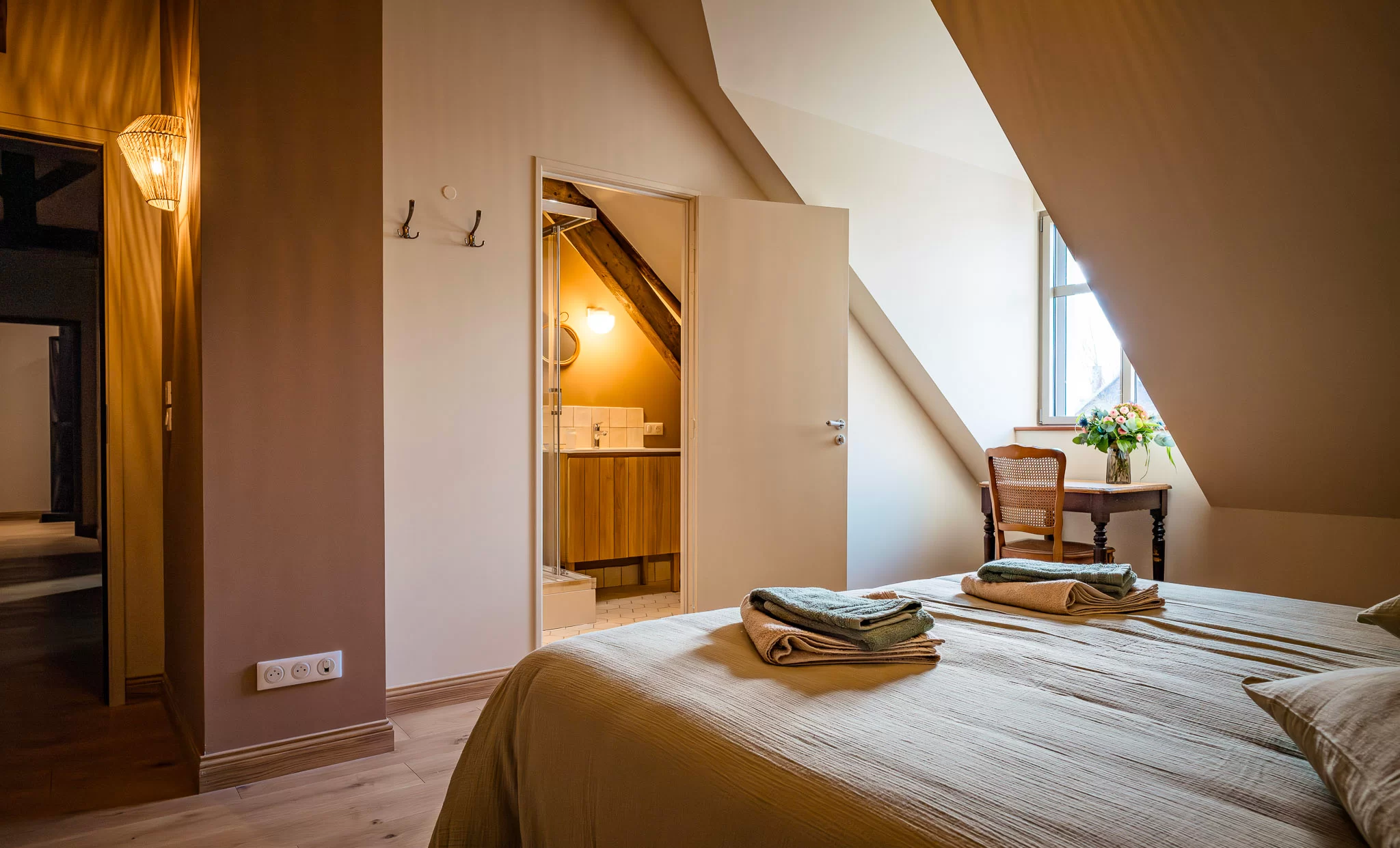 chambre mansardée avec salle de bain décoration contemporaine maison ancienne rénovée La Grande Pommeraie Baie de Somme chambre mansardée avec salle de bain décoration contemporaine maison ancienne rénovée La Grande Pommeraie Baie de Somme