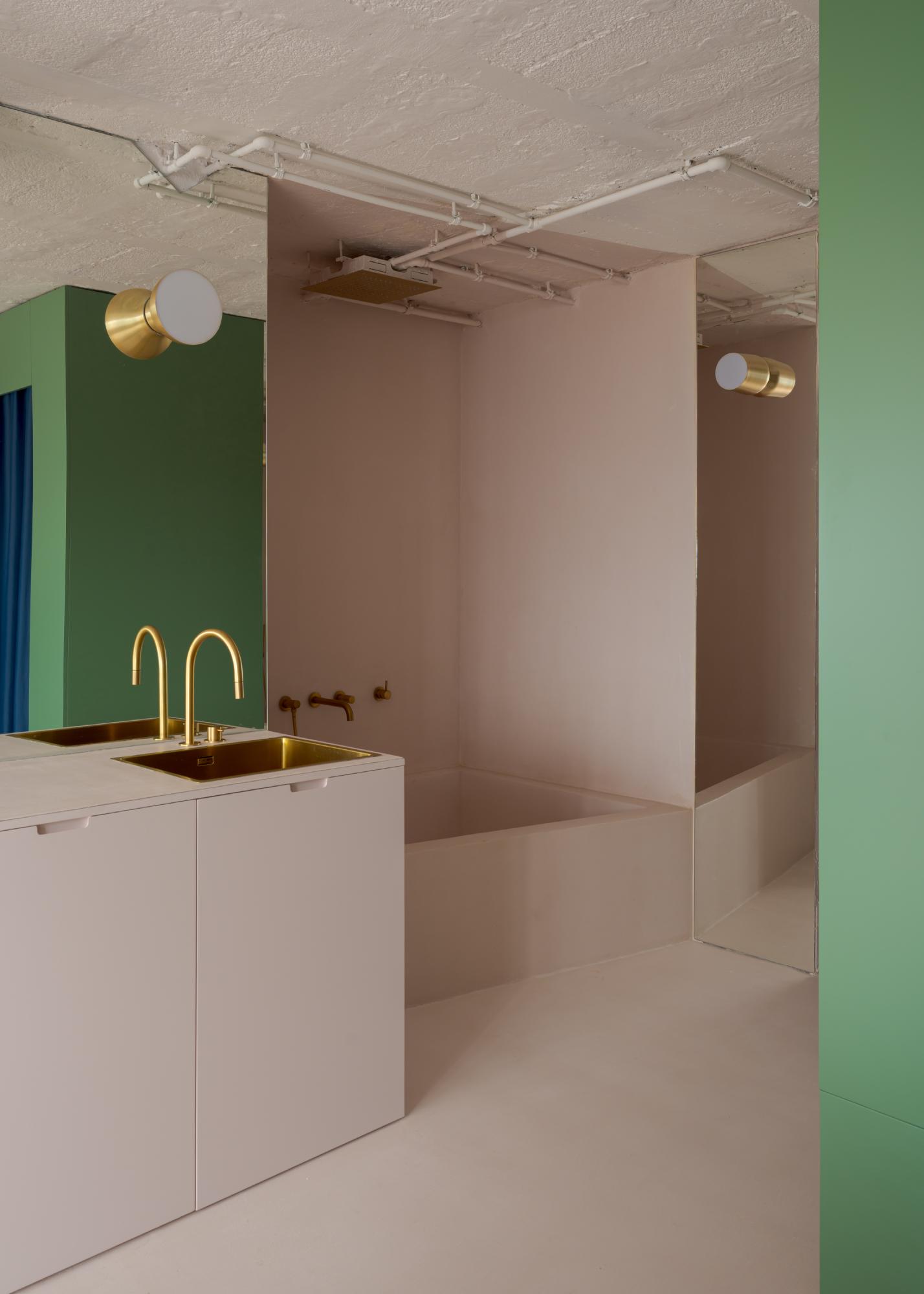 baignoire en béton et cuisine design studio 32m2 décoration design colorée