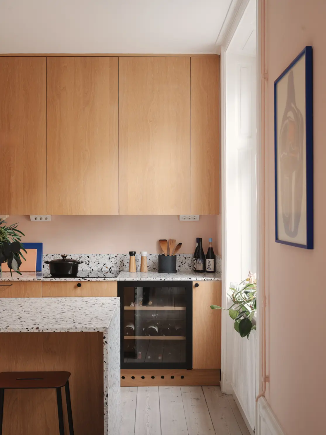 cuisine ouverte bois chêne clair terrazzo avec îlot décoration contemporaine scandinave