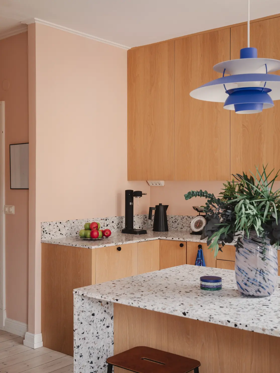 cuisine ouverte bois chêne clair terrazzo avec îlot décoration contemporaine scandinave