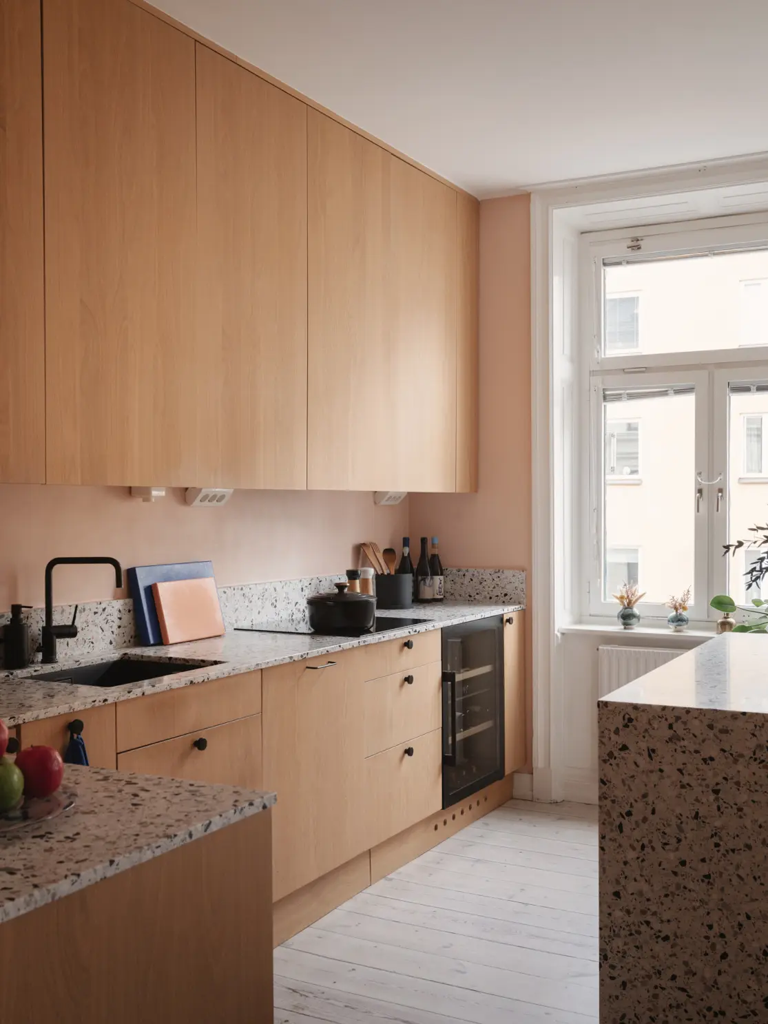cuisine ouverte bois chêne clair terrazzo avec îlot décoration contemporaine scandinave