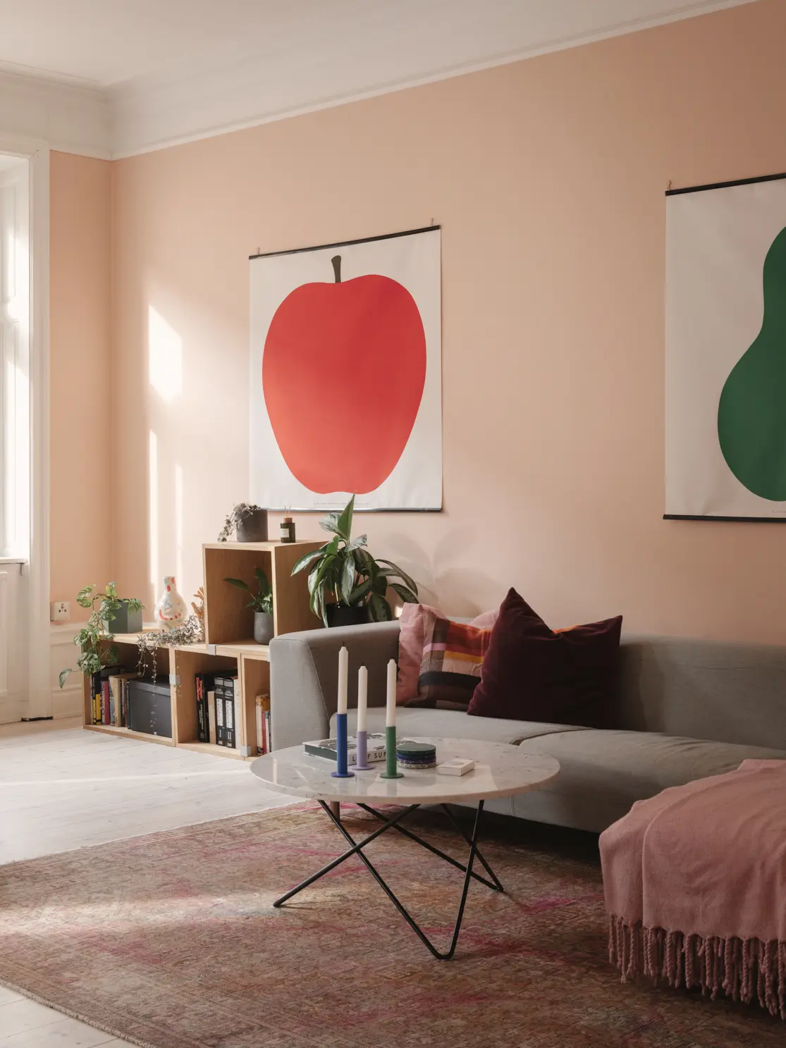salon murs rose pâle avec moulures blanches décoration contemporaine scandinave