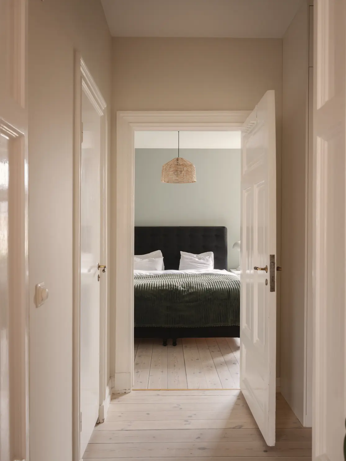couloir vers chambre murs verts