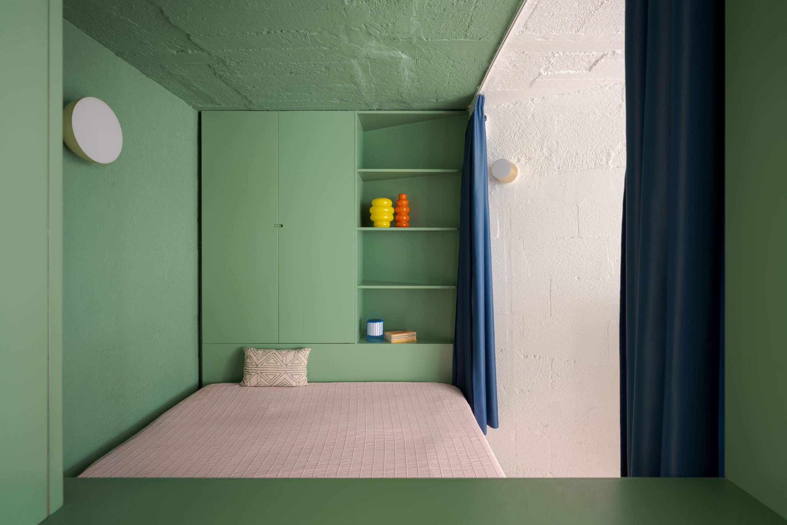 espace nuit dans alcôve derrière rideau studio 32m2 décoration design colorée