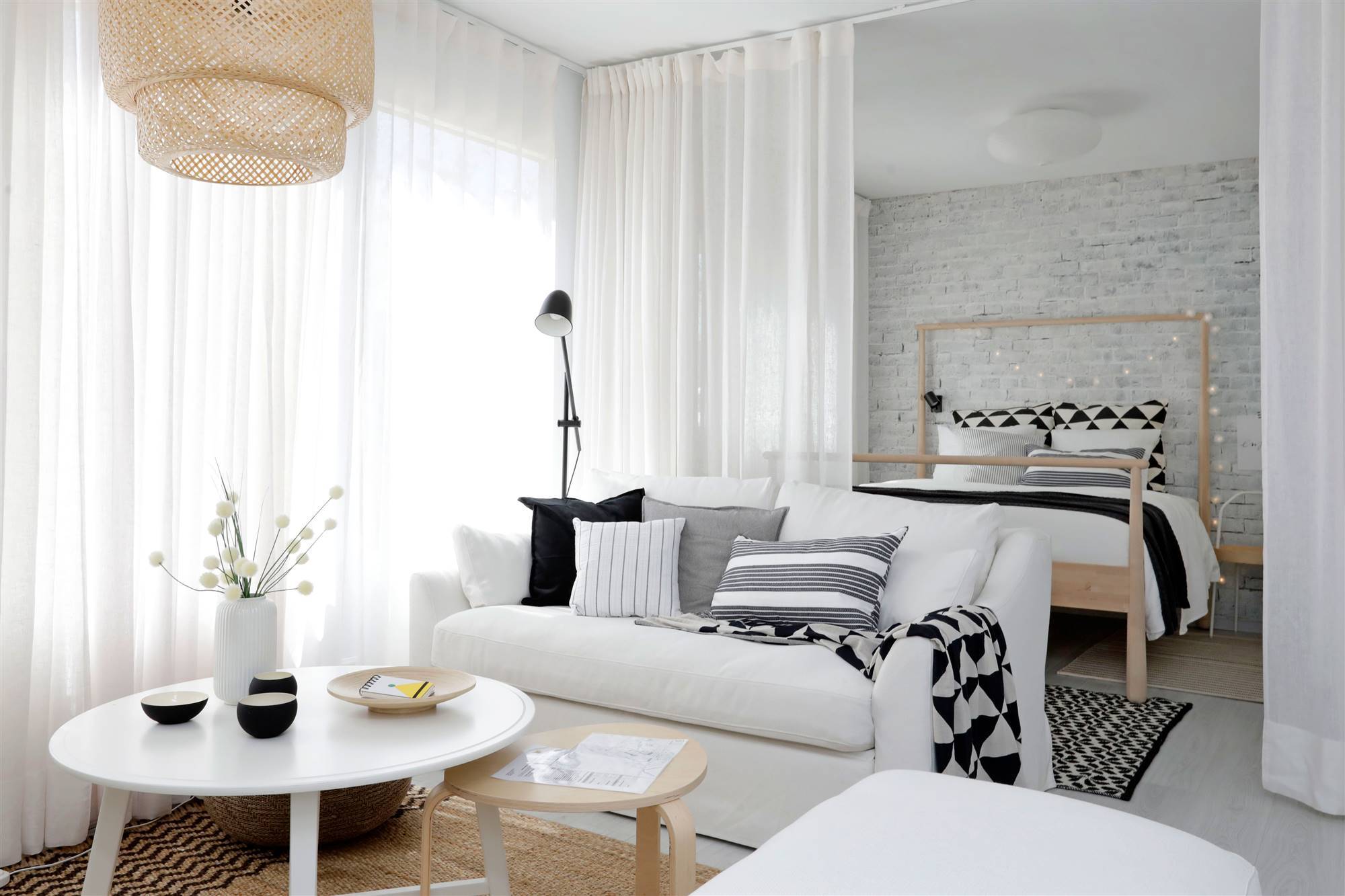 studio aménagé avec coin chambre séparé par rideau studio aménagé avec coin chambre séparé par rideau