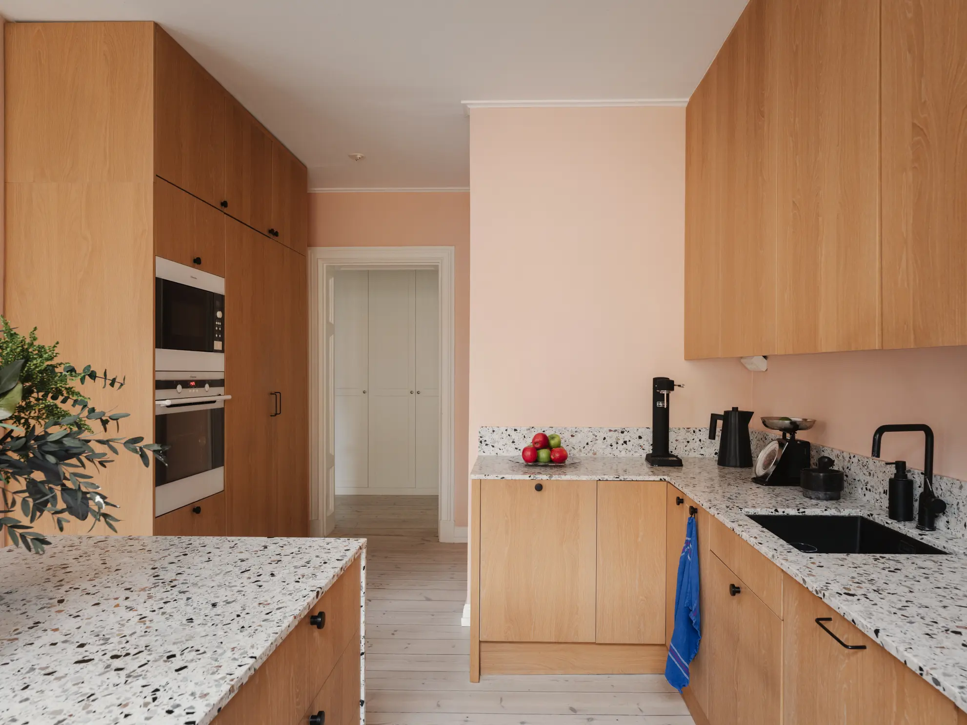 cuisine ouverte bois chêne clair terrazzo avec îlot décoration contemporaine scandinave