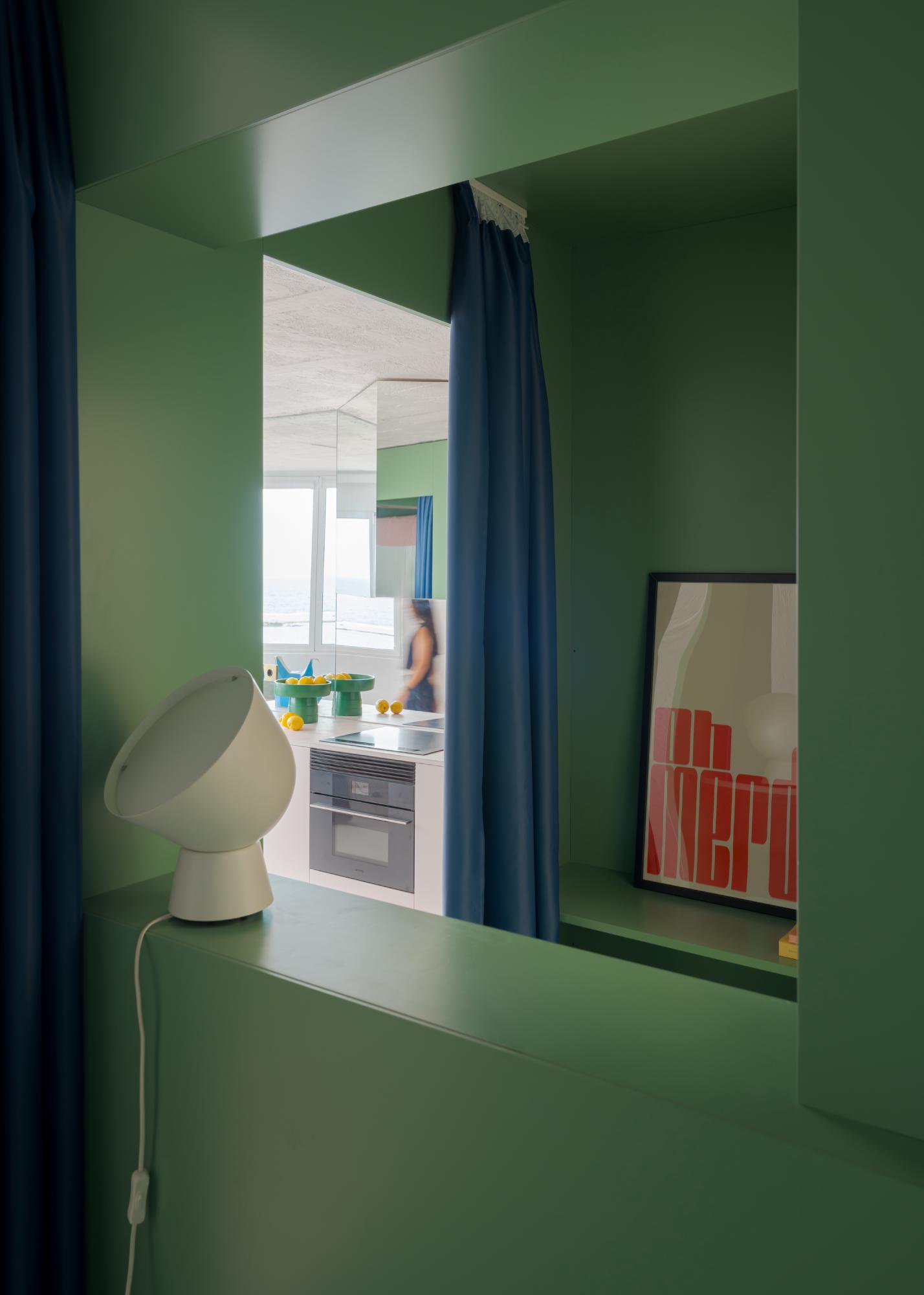 espace nuit dans alcôve derrière rideau studio 32m2 décoration design colorée