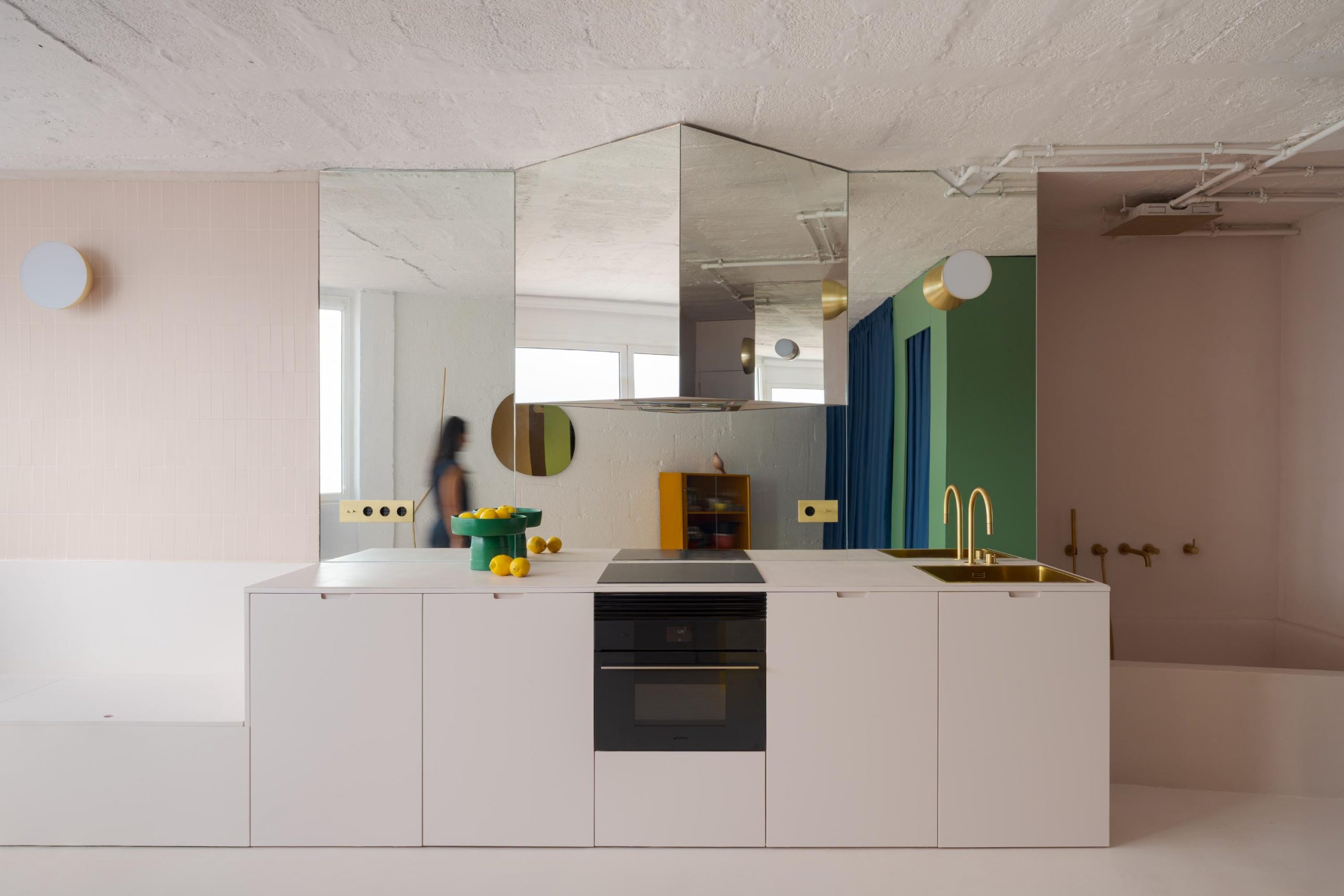 baignoire en béton et cuisine design studio 32m2 décoration design colorée