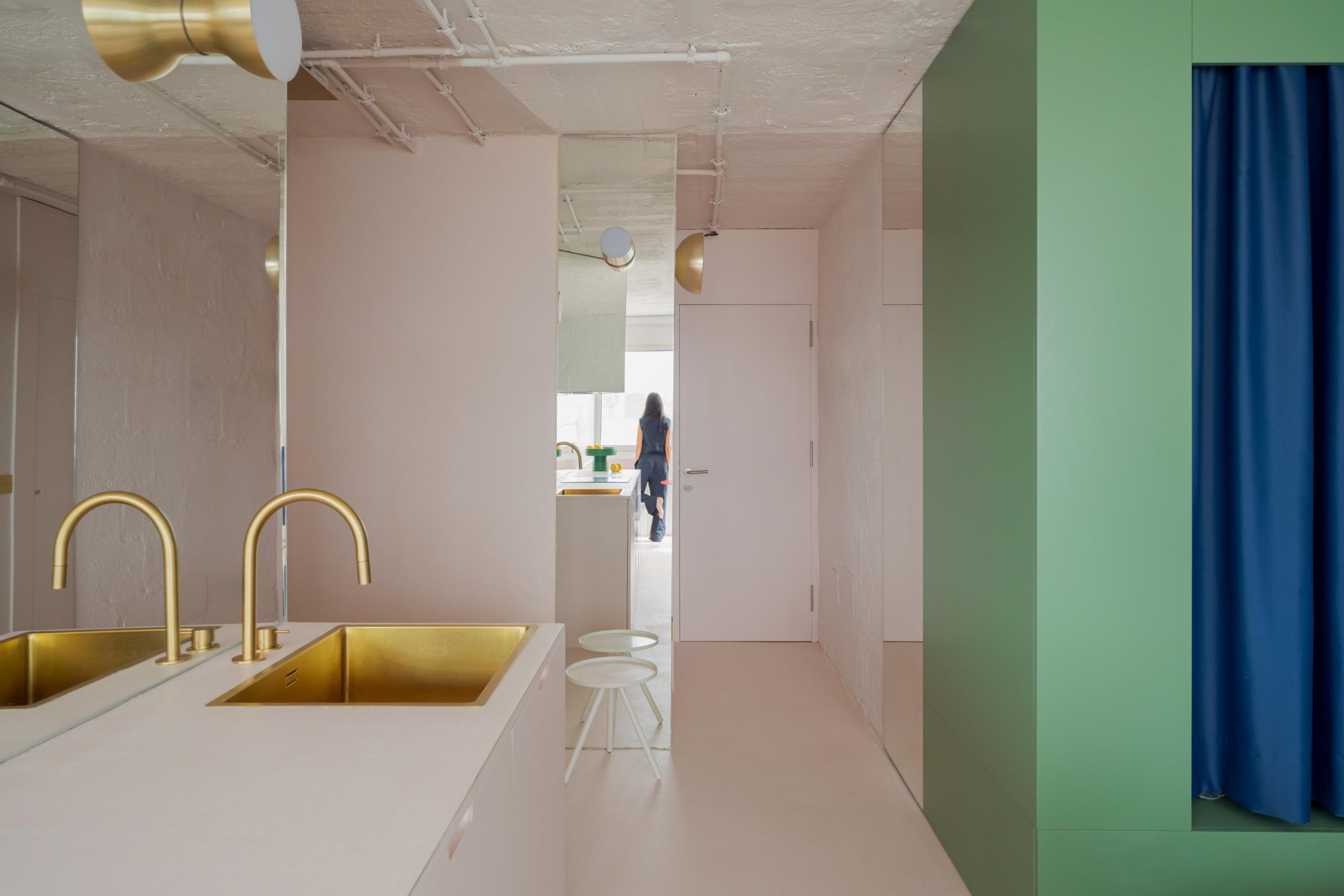 espace nuit dans alcôve derrière rideau et cuisine design studio 32m2 décoration design colorée