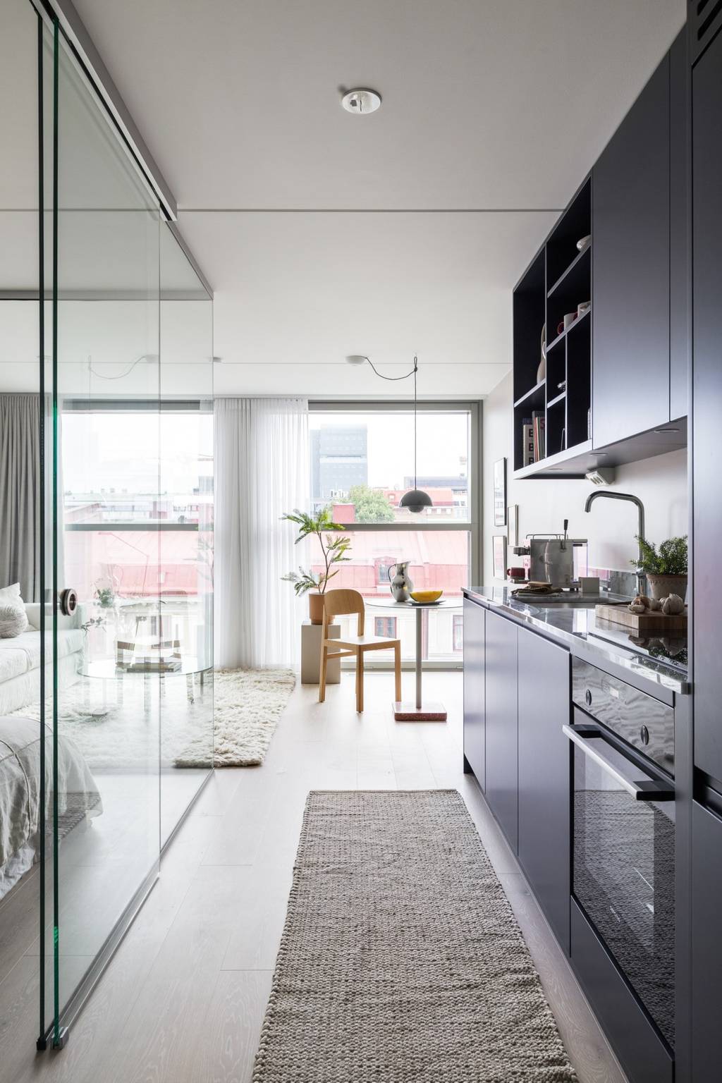 cuisine et salon avec chambre vitrée studio 34m2 décoration contemporaine