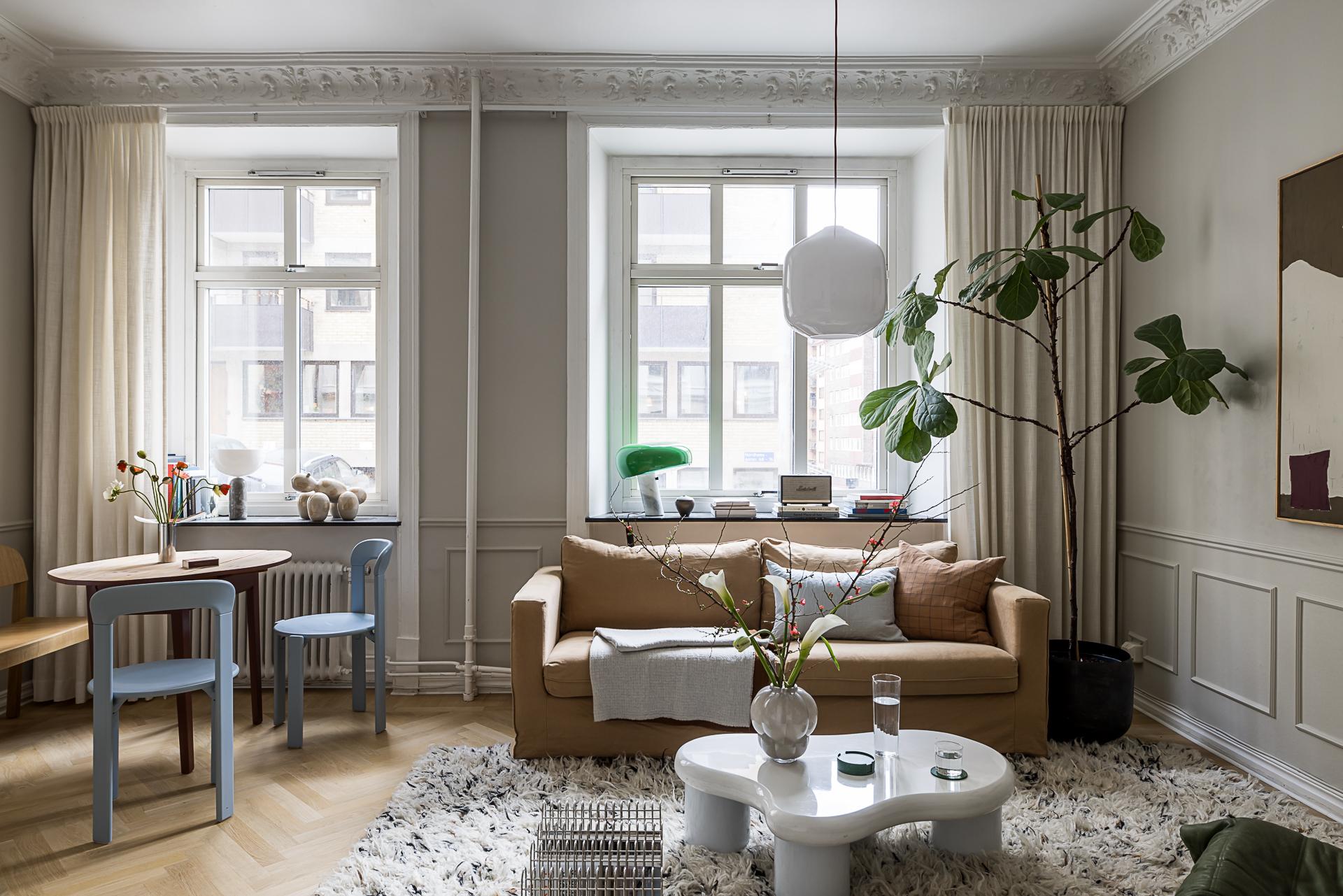 salon avec moulures décoration scandinave contemporaine dans immeuble Art Nouveau salon avec moulures décoration scandinave contemporaine dans immeuble Art Nouveau