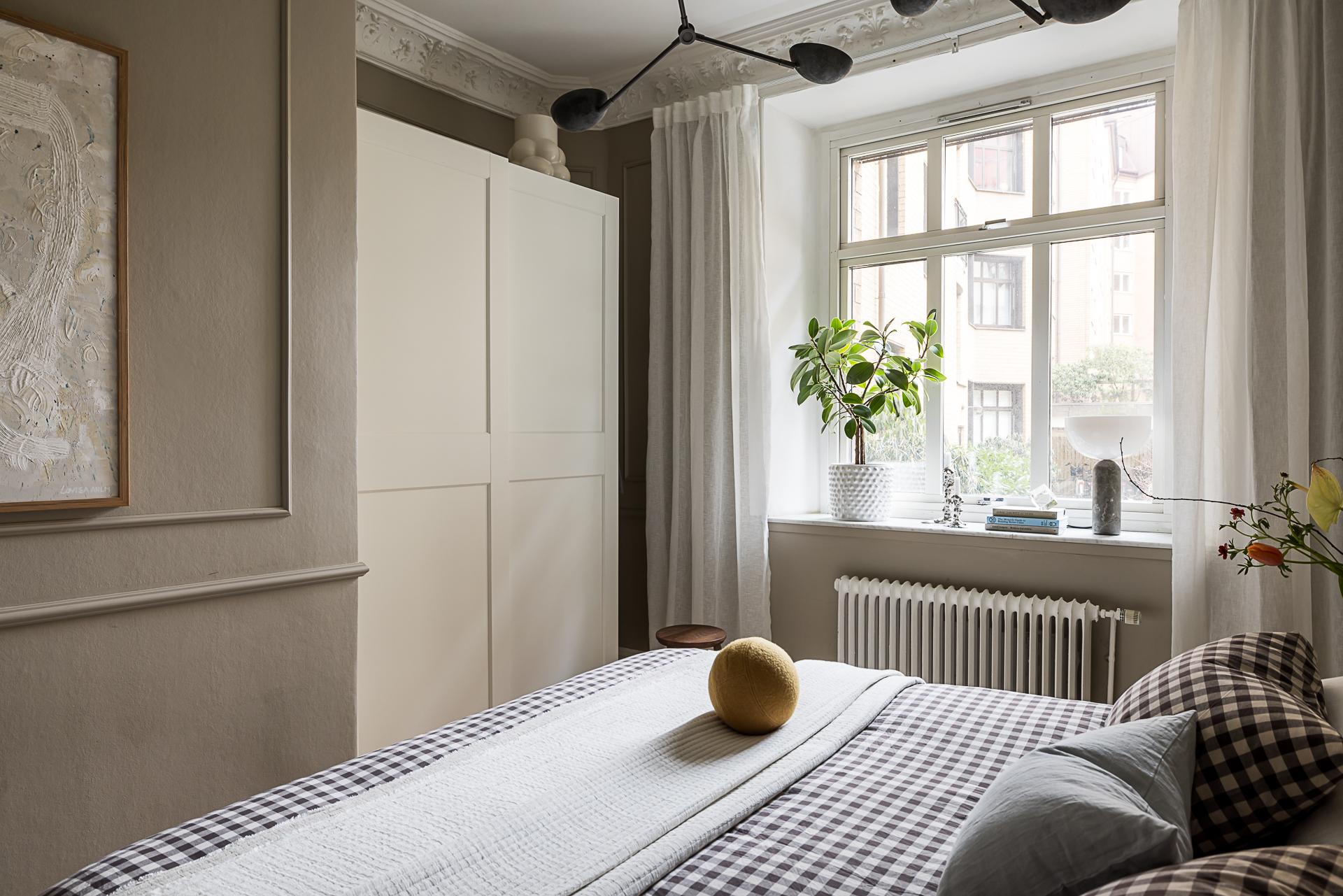 chambre beige avec moulures décoration scandinave contemporaine dans immeuble Art Nouveau chambre beige avec moulures décoration scandinave contemporaine dans immeuble Art Nouveau