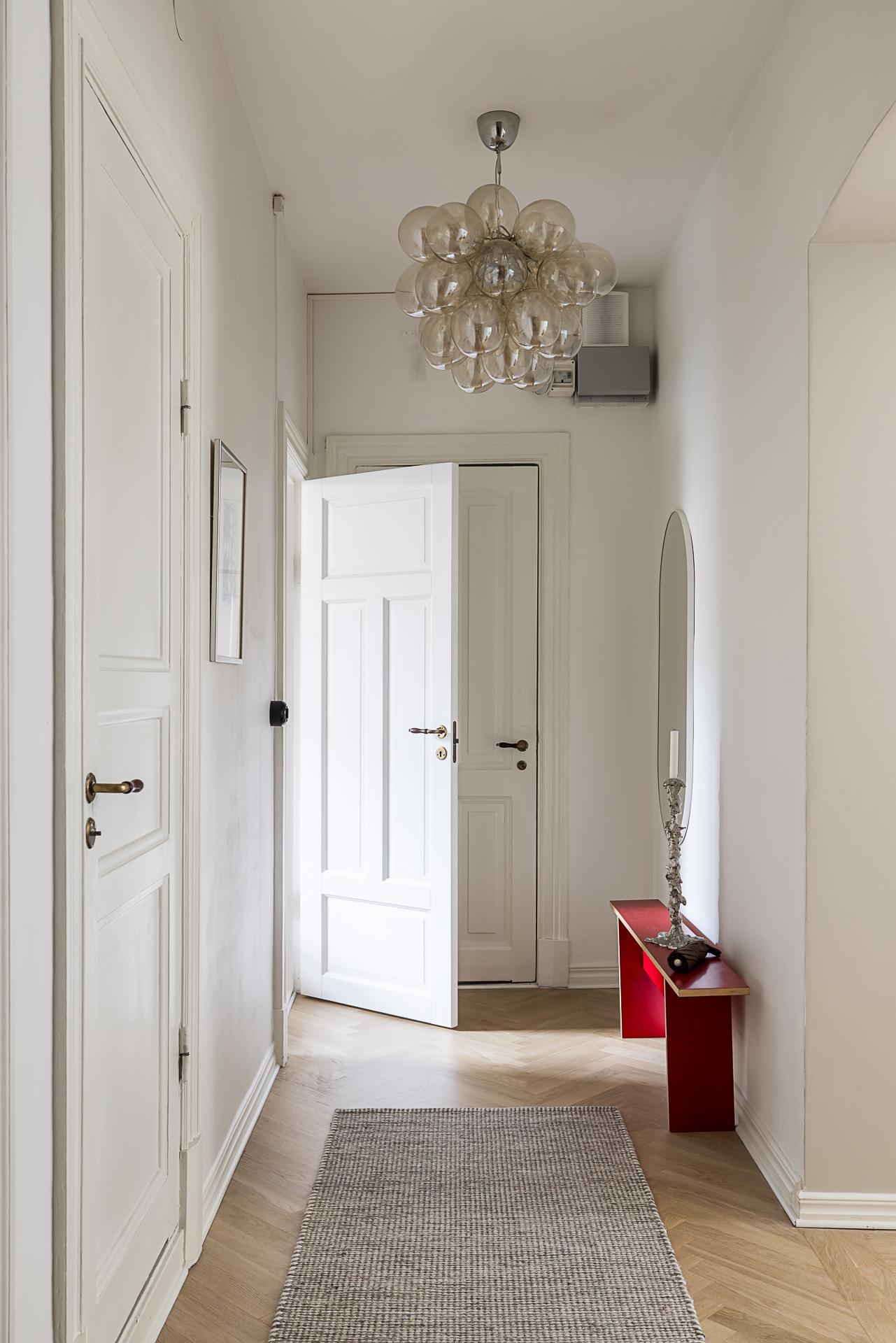 entrée appartement décoration scandinave contemporaine dans immeuble Art Nouveau entrée appartement décoration scandinave contemporaine dans immeuble Art Nouveau