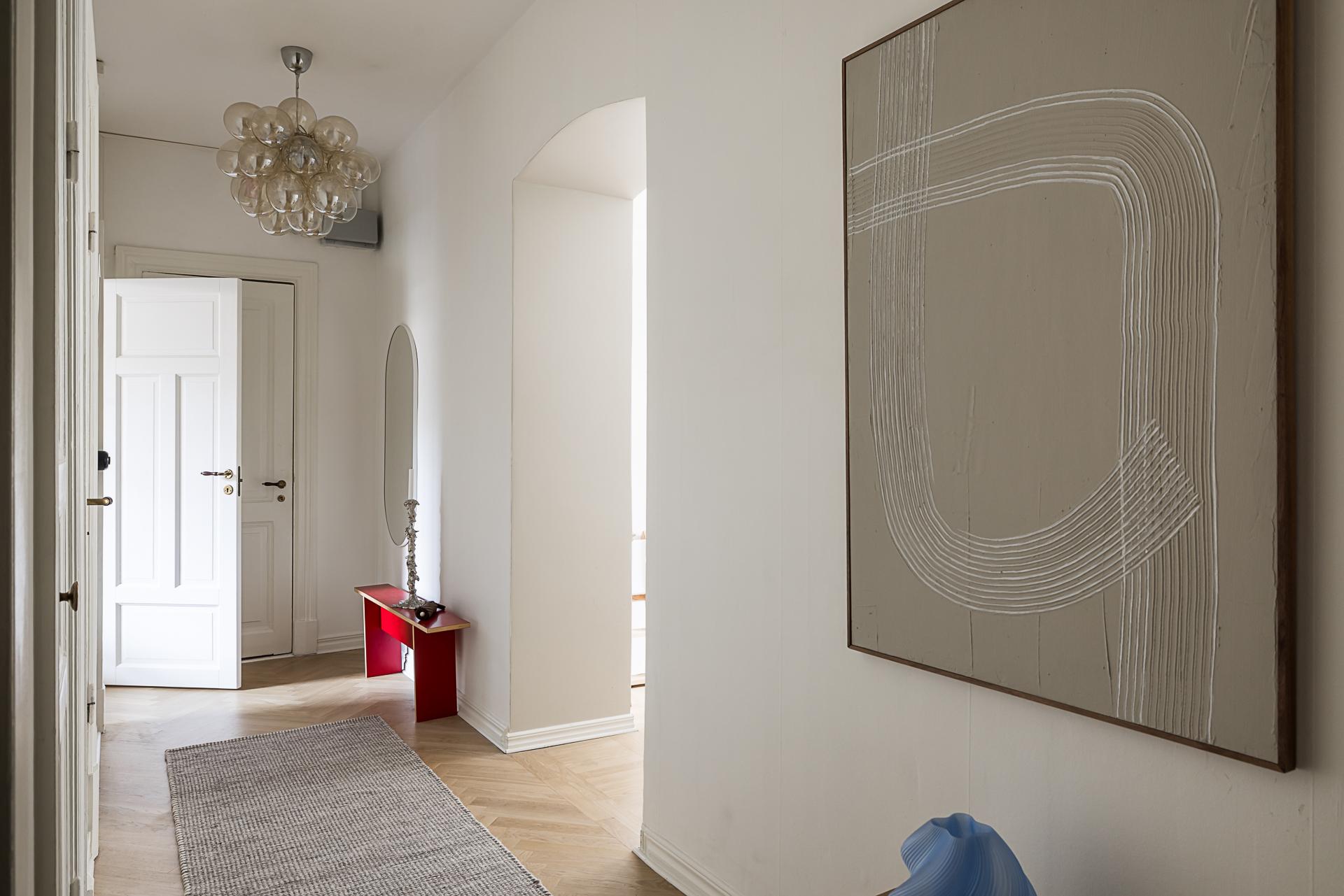 entrée appartement décoration scandinave contemporaine dans immeuble Art Nouveau entrée appartement décoration scandinave contemporaine dans immeuble Art Nouveau