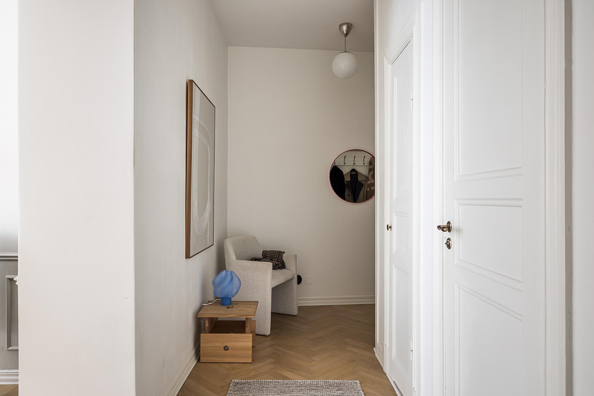 entrée appartement décoration scandinave contemporaine dans immeuble Art Nouveau entrée appartement décoration scandinave contemporaine dans immeuble Art Nouveau