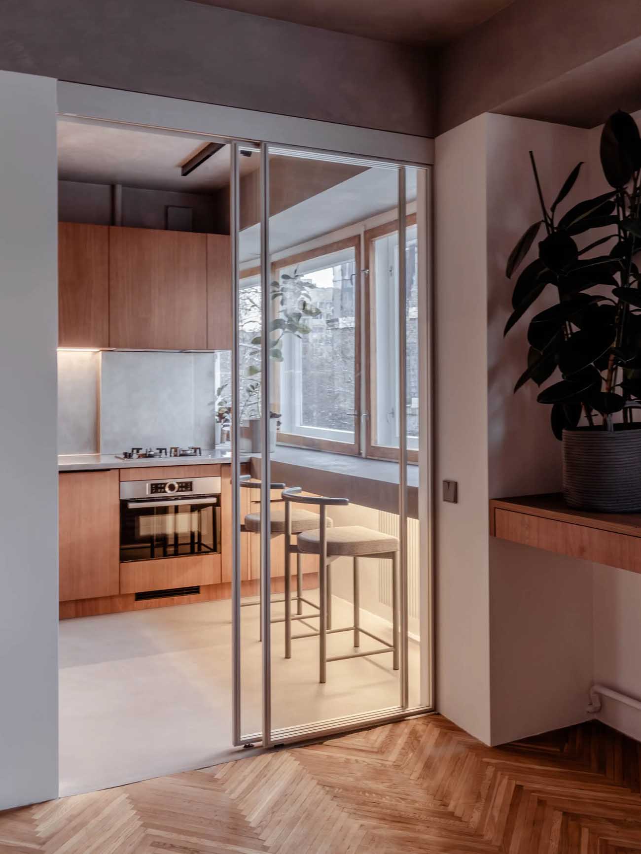cuisine avec porte coulissante verre studio 40m2 décoration contemporaine bois et gris cuisine avec porte coulissante verre studio 40m2 décoration contemporaine bois et gris