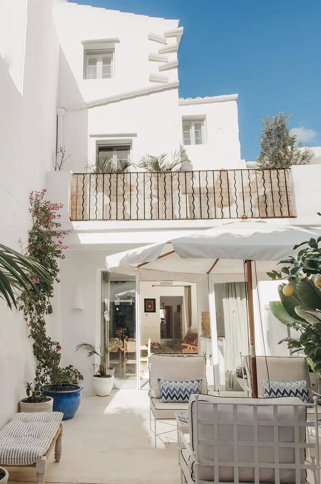 terrasse aménagée maison Minorque décoration bleue et blanche terrasse aménagée maison Minorque décoration bleue et blanche