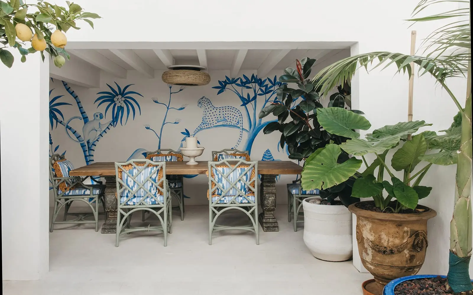 terrasse aménagée maison Minorque décoration bleue et blanche terrasse aménagée maison Minorque décoration bleue et blanche