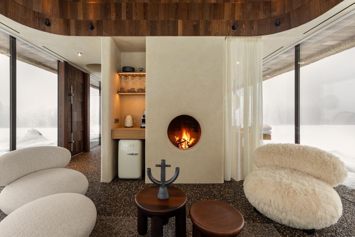 salon décoration design avec cheminée ronde maison contemporaine vitrée Hata-Mazanka en Ukraine par Yod Group 